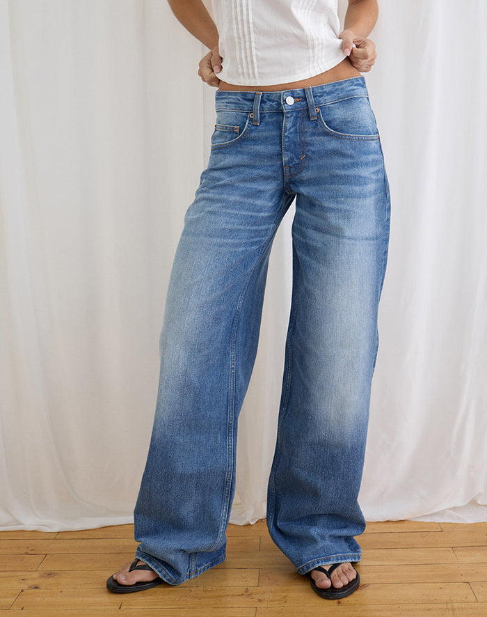 Image of Low Rise Roomy Jeans in Fade Blue