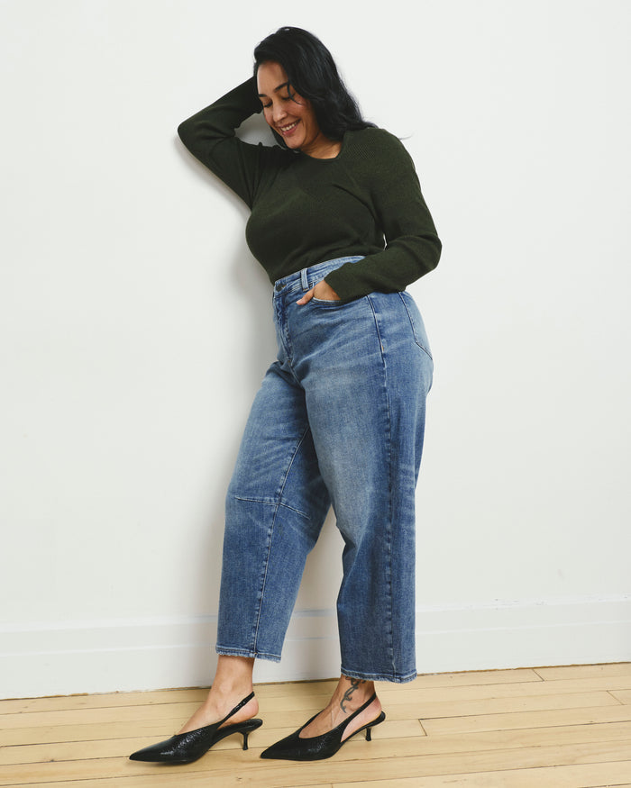 The Refined Dakota Cropped Barrel Leg Jeans - Calabasas Blue | Plus Size & Straight Size Women's Fashion | Universal Standard